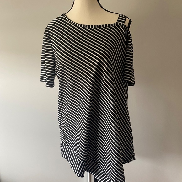 NWOT Cold shoulder top - Picture 2 of 3